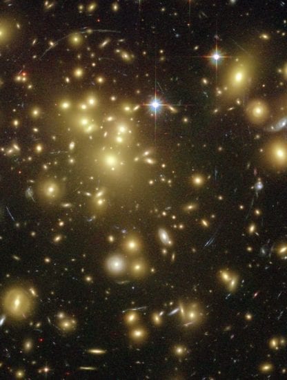 amas de galaxies télescope gravitationnel gravitation déformation lumière lentille gravitationnelle