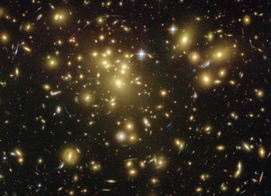 amas de galaxies télescope gravitationnel gravitation déformation lumière lentille gravitationnelle