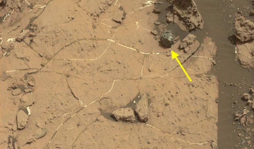 meteorite metallique lisse sur mars
