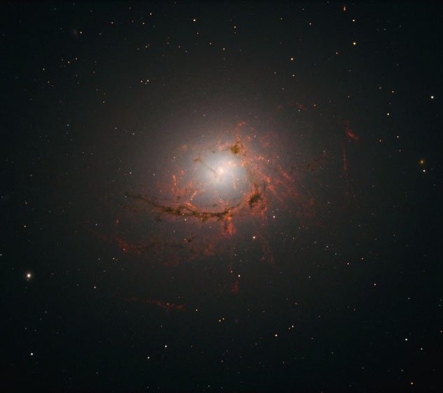 galaxie détruite trou noir supermassif
