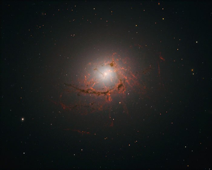 galaxie détruite trou noir supermassif
