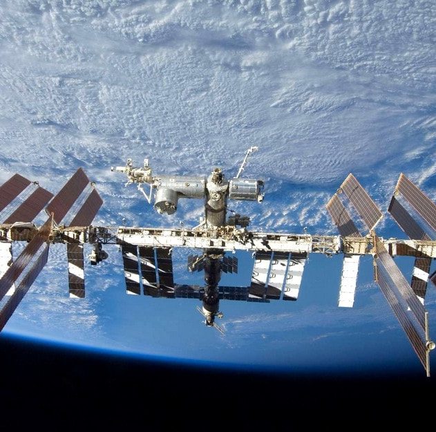 iss station spatiale internationale spacex bactérie superbactérie