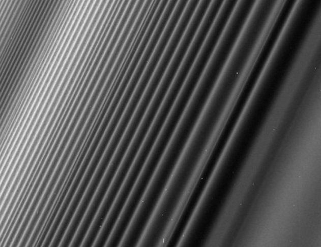 NASA JPL CALTECH Cassini Saturne anneaux sonde ondulations