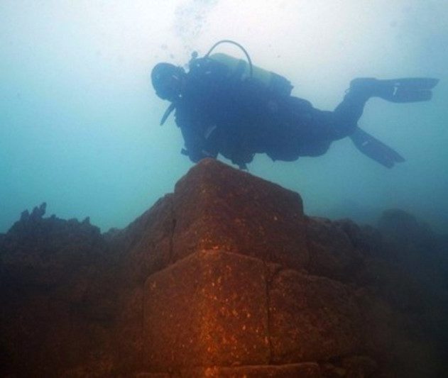 chateau découverte ruine sous marine lac royaume sous-marin