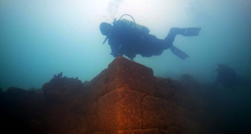 chateau découverte ruine sous marine lac royaume sous-marin