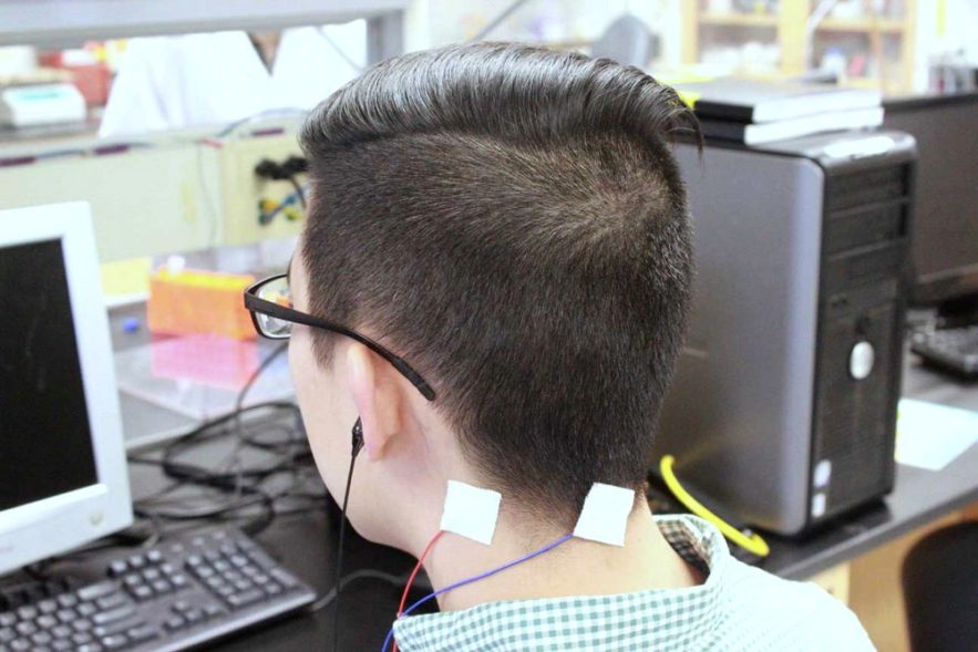 test essai clinique humain oreille acouphene stimuli electrique cerveau