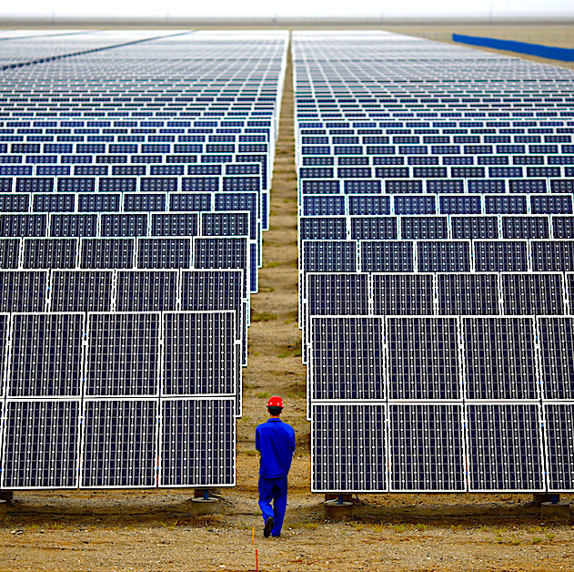 employé inspecte panneaux solaires chine dunhuang