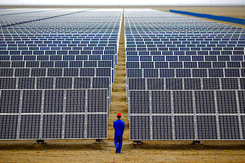 employé inspecte panneaux solaires chine dunhuang