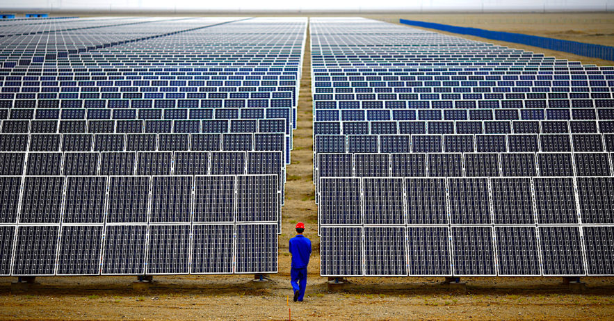 employé inspecte panneaux solaires chine dunhuang