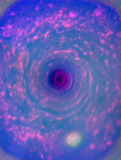 saturne hexagone cassini sonde mystere structure vent vortex