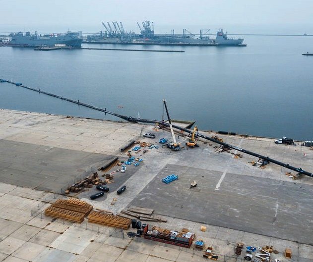 Voici à quoi ressemblait le déploiement initial : le système a été assemblé à Alameda, en Californie, dans un chantier naval de la baie de San Francisco. Le tuyau à parois rigides constitue la composante flottante du tableau de nettoyage. Le réseau flottant est équipé de lanternes, de réflecteurs radar, de signaux de navigation, de balises GPS et anti-collision. Les panneaux solaires aident à alimenter ces systèmes. Au-dessous de la partie flottante du réseau, une jupe impénétrable de 3 mètres est censée aider à recueillir les débris flottants. Plus tôt cette année, l’Ocean Cleanup a construit un système d’essai de 120 mètres pour constater comment il résistait, tout en étant remorqué dans l’eau. Cette unité d'essai a été sortie de l’eau le 18 mai dernier. Elle a résisté au test de remorquage de deux semaines.
