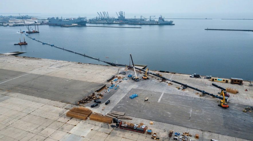 Voici à quoi ressemblait le déploiement initial : le système a été assemblé à Alameda, en Californie, dans un chantier naval de la baie de San Francisco. Le tuyau à parois rigides constitue la composante flottante du tableau de nettoyage. Le réseau flottant est équipé de lanternes, de réflecteurs radar, de signaux de navigation, de balises GPS et anti-collision. Les panneaux solaires aident à alimenter ces systèmes. Au-dessous de la partie flottante du réseau, une jupe impénétrable de 3 mètres est censée aider à recueillir les débris flottants. Plus tôt cette année, l’Ocean Cleanup a construit un système d’essai de 120 mètres pour constater comment il résistait, tout en étant remorqué dans l’eau. Cette unité d'essai a été sortie de l’eau le 18 mai dernier. Elle a résisté au test de remorquage de deux semaines.