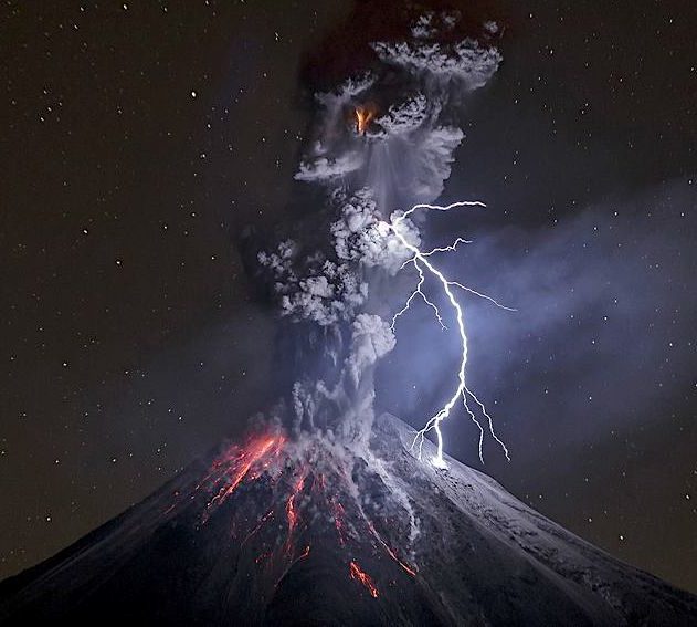 volcan eruption orage