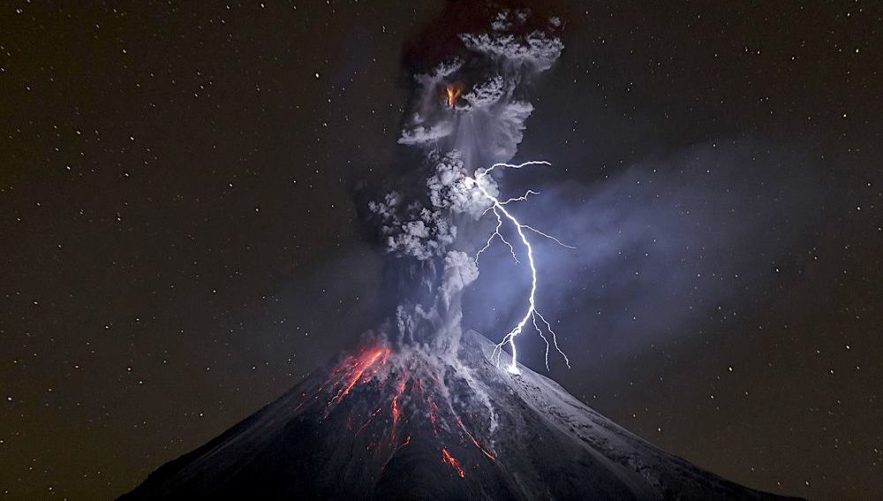volcan eruption orage