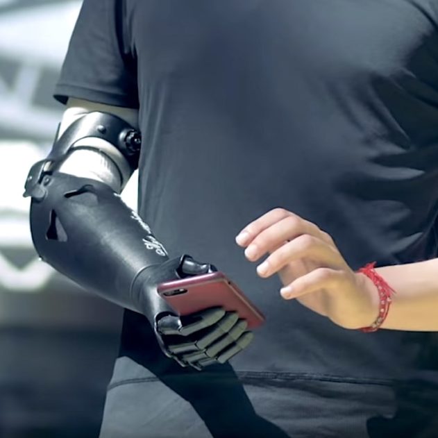 bras robotique controle mental sans implant