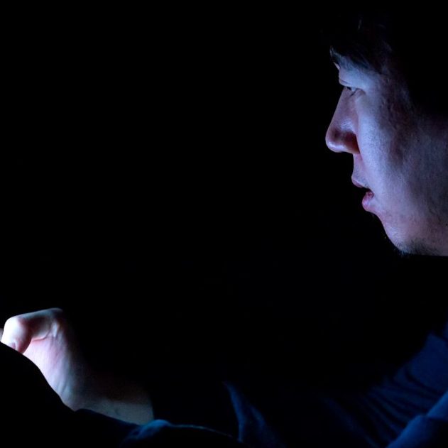 chinois shenzhen perd vue smartphone nuit