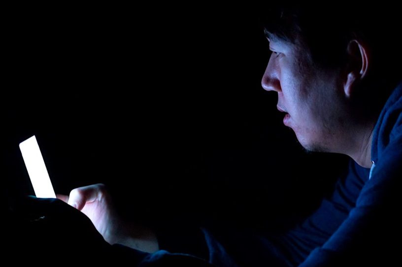 chinois shenzhen perd vue smartphone nuit