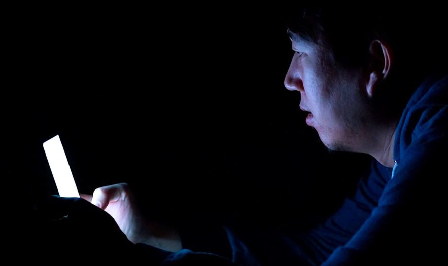 chinois shenzhen perd vue smartphone nuit