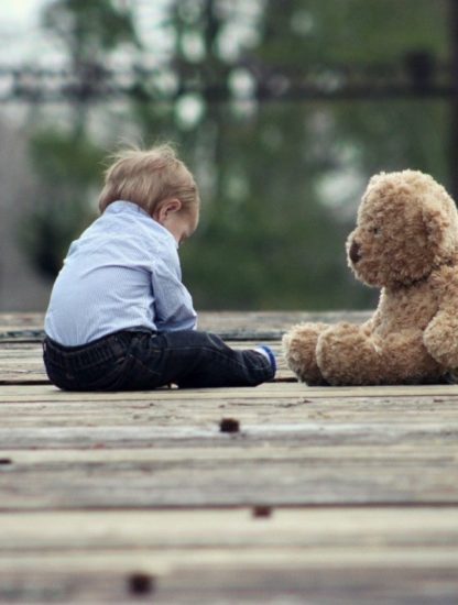 inhibition enfance adulte introverti et réservé