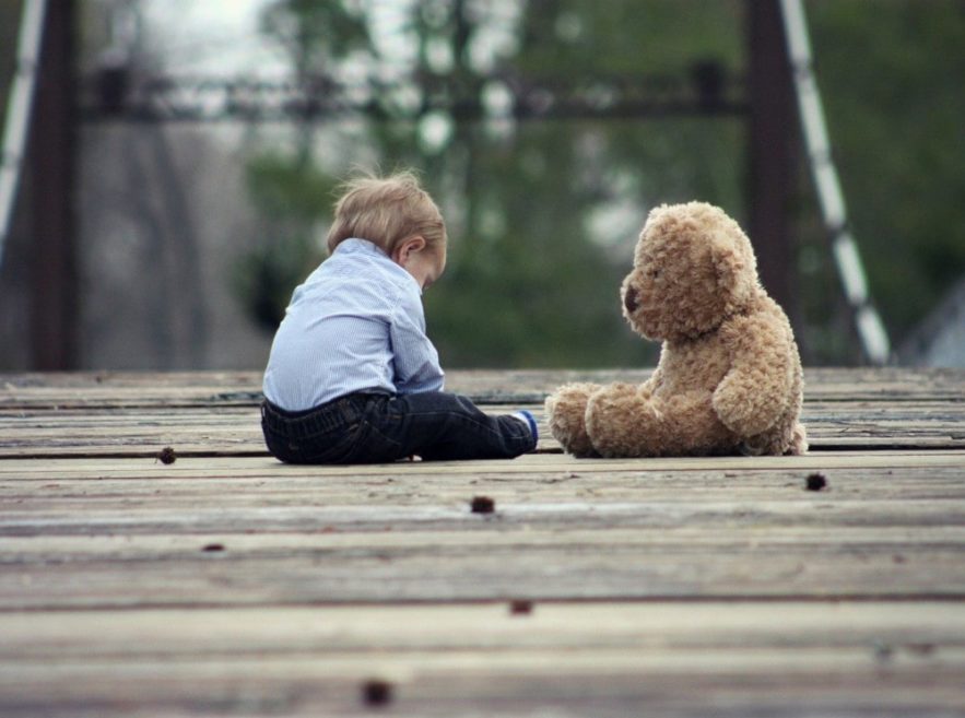 inhibition enfance adulte introverti et réservé