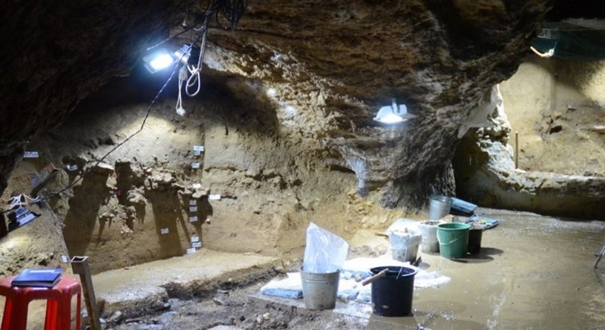 grotte bulgarie dent outils objets artefacts pierre ossement os homo sapiens