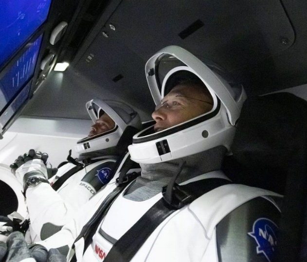 astronautes nasa spacex crew dragon retour terre iss station spatiale internationale blague telephonique telephone satellite