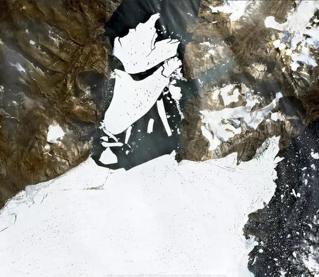 détachement énorme bloc glacier Groenland mer