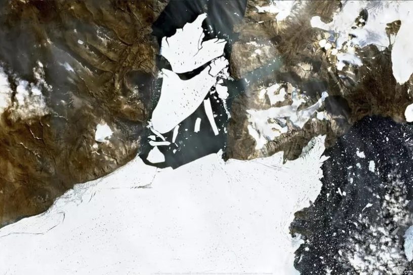 détachement énorme bloc glacier Groenland mer