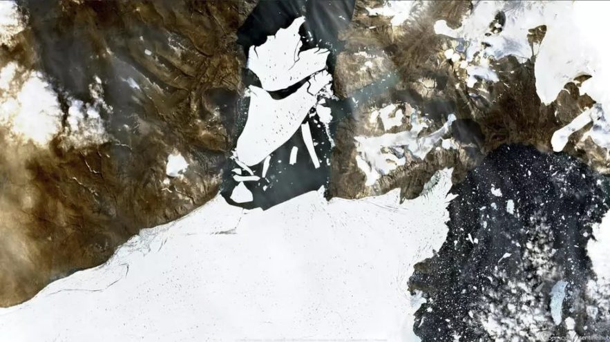 détachement énorme bloc glacier Groenland mer