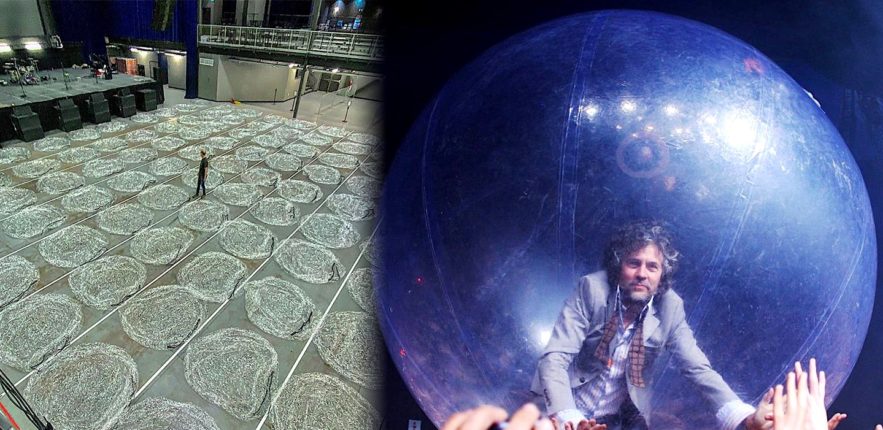 groupe et public concert dans bulles en plastique