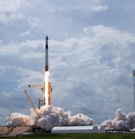 spacex lance succes quatre astronautes crew dragon couv