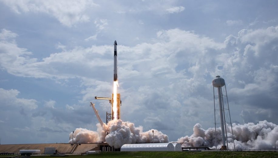 spacex lance succes quatre astronautes crew dragon couv