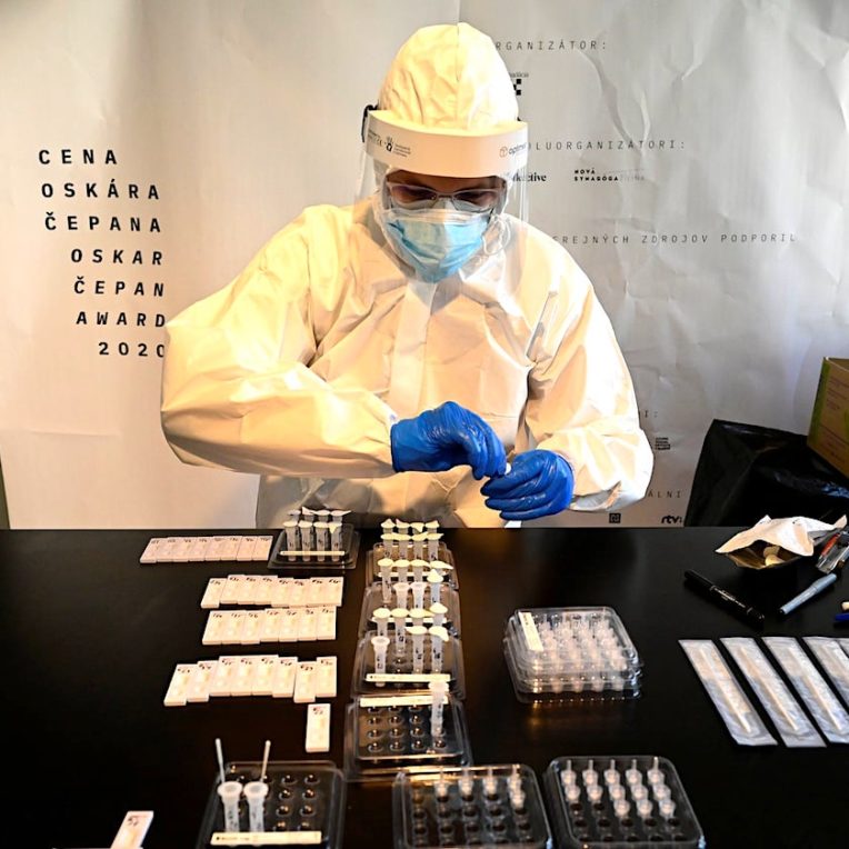 tests masse covid slovaquie reduit taux infection 60 pourcent