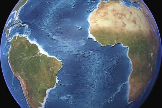eloigement plaques atlantiques cause par remontees magma