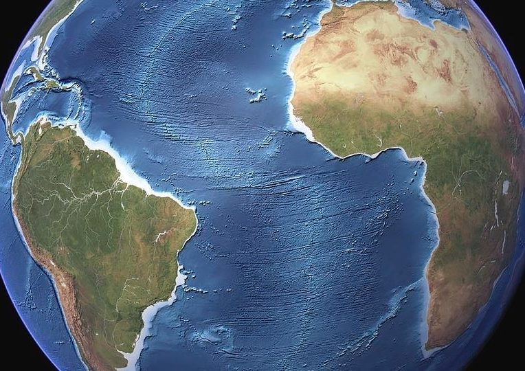 eloigement plaques atlantiques cause par remontees magma