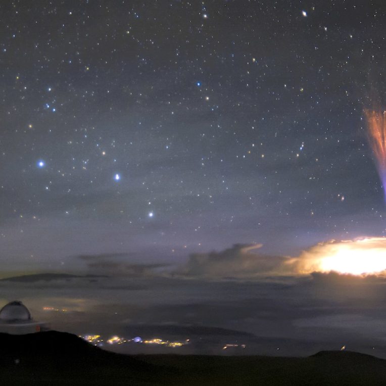 etonnants sprites rouges bleus photographies simultanement ciel hawaii