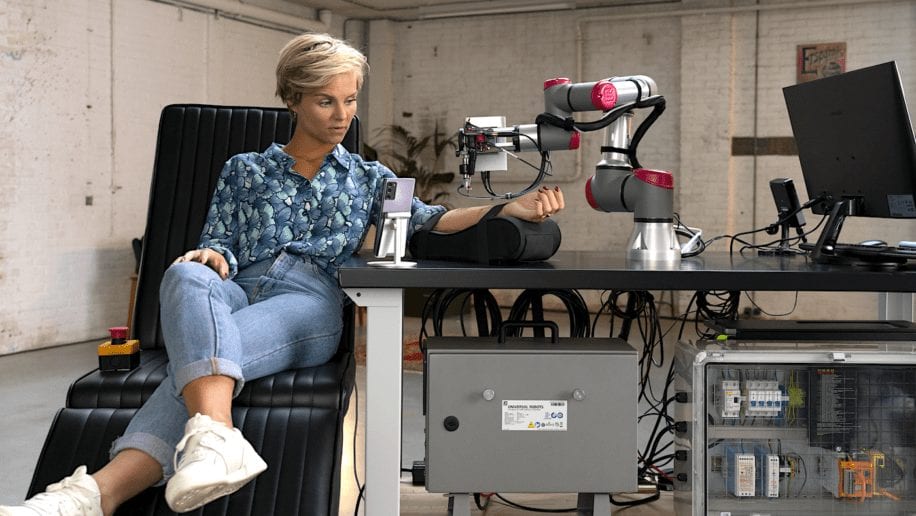 artiste tatouage avec robot connecte reseau 5g