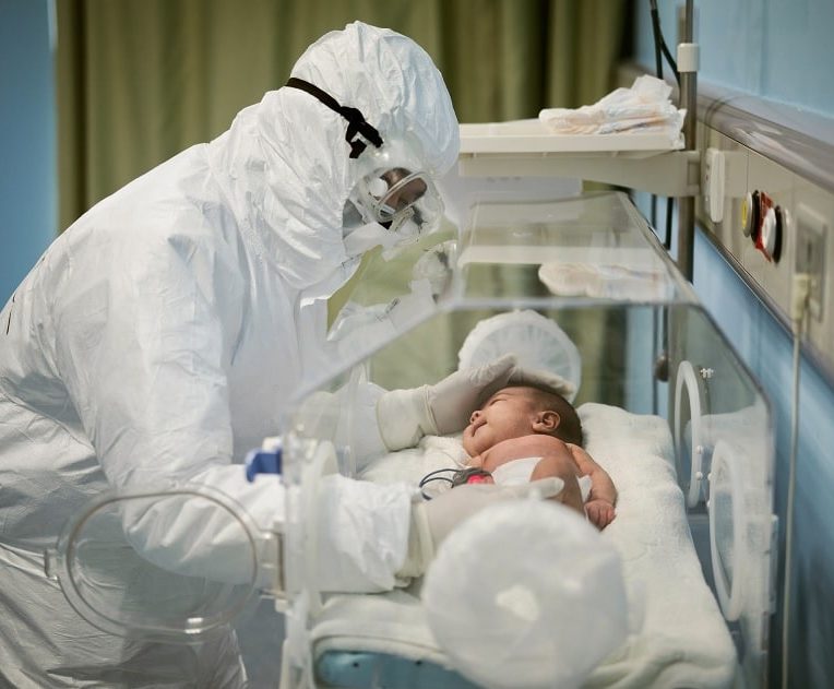 covid bebe infecte in utero virus mute cinq jours apres naissance