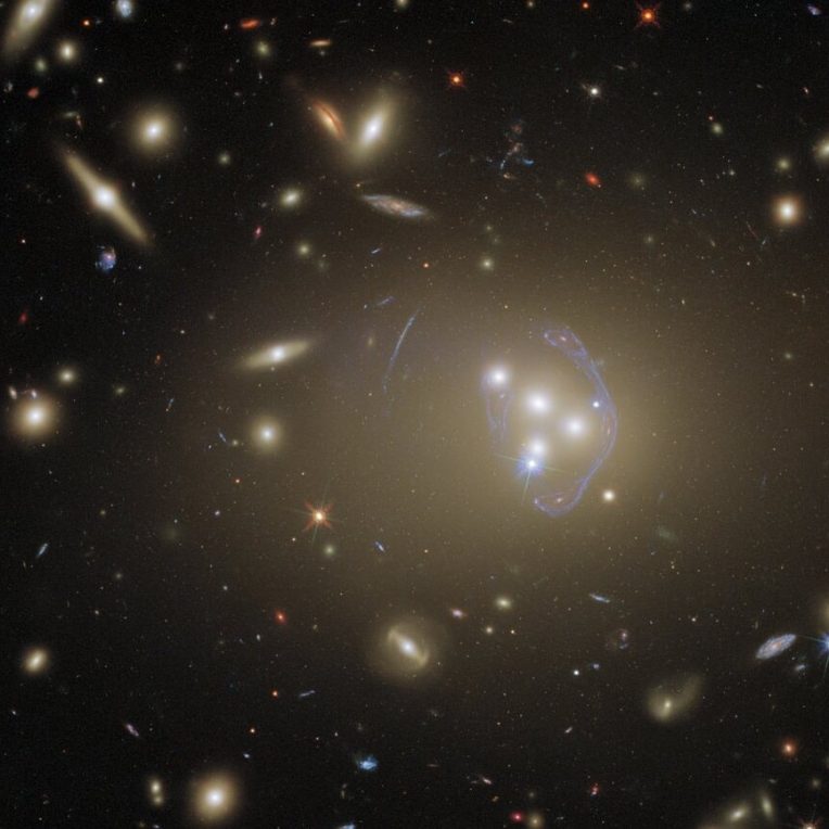 hubble capture epoustouflante photo amas galactique abell 3827