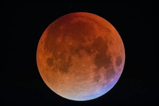 lueur rouge lune durant eclipse lunaire totale