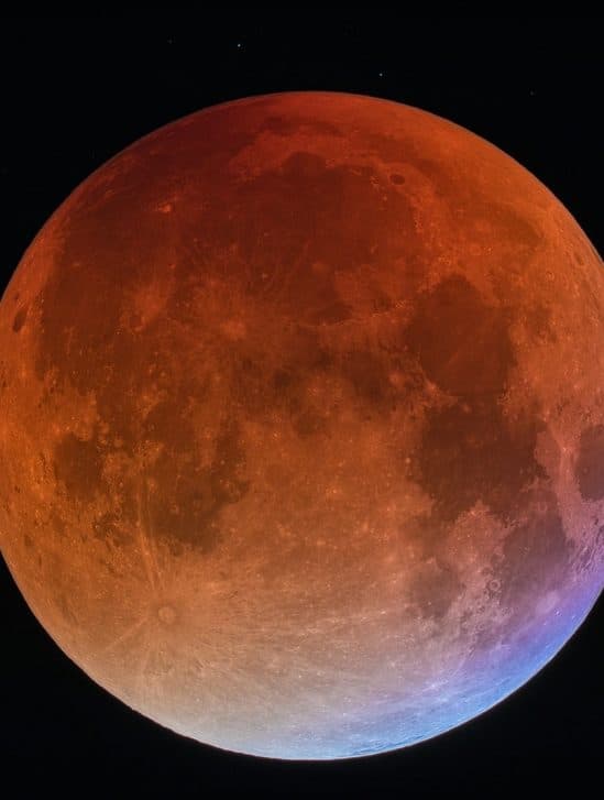 lueur rouge lune durant eclipse lunaire totale