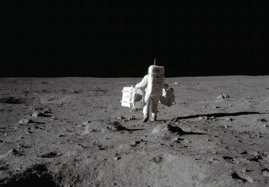 combien temps astronaute marcher autour lune