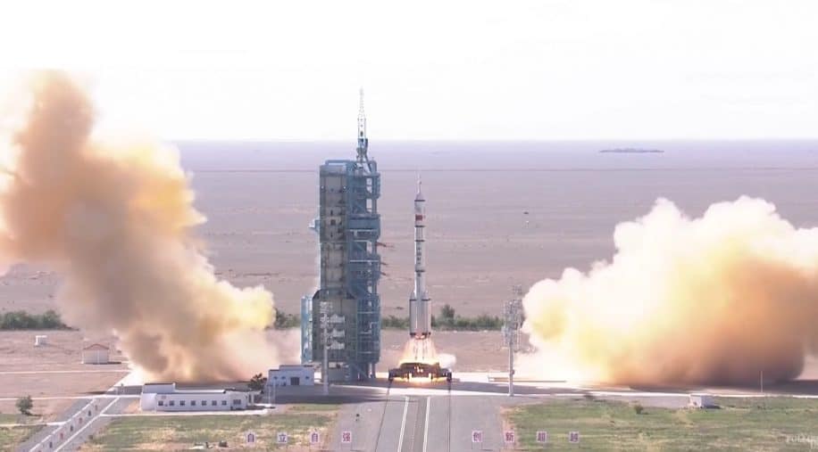 decollage reussi pour astronautes chinois station spatiale tiangong
