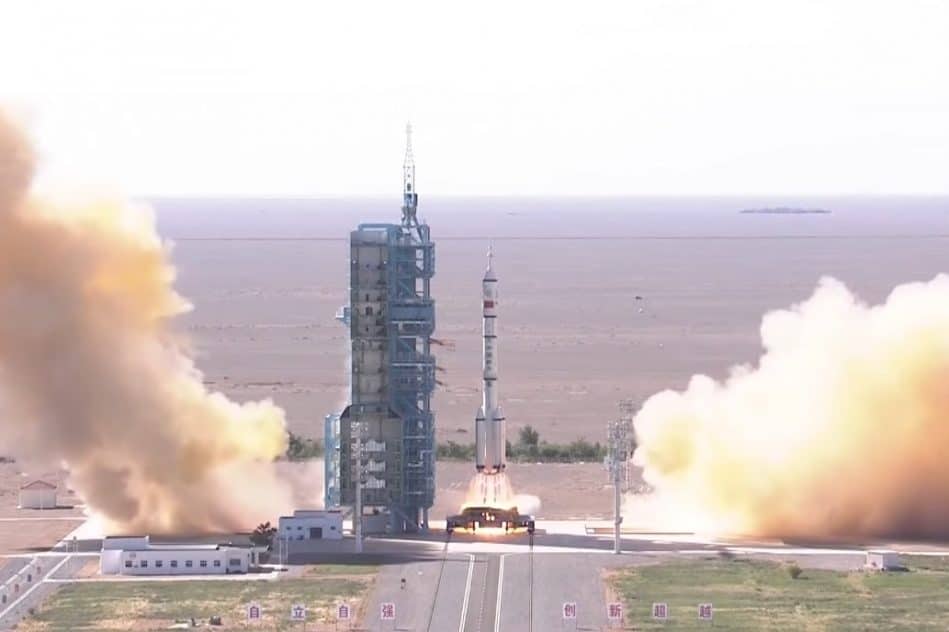 decollage reussi pour astronautes chinois station spatiale tiangong