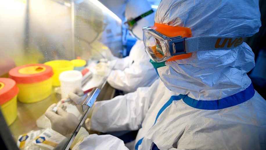 covid femme 90 ans infectee par variantes alpha beta en meme temps