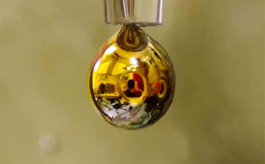 eau pure transformee en metal brillant dore