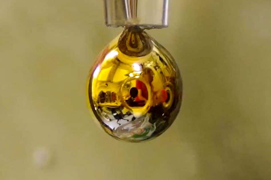eau pure transformee en metal brillant dore