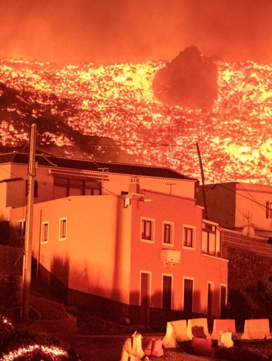 iles canaries volcan projette lave 2 kilometres detruit maisons
