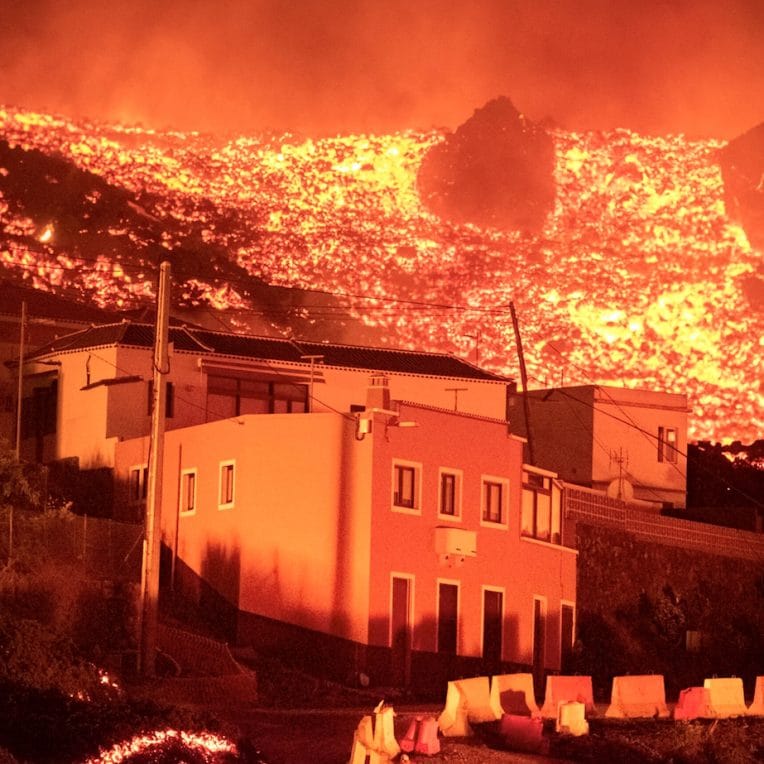 iles canaries volcan projette lave 2 kilometres detruit maisons