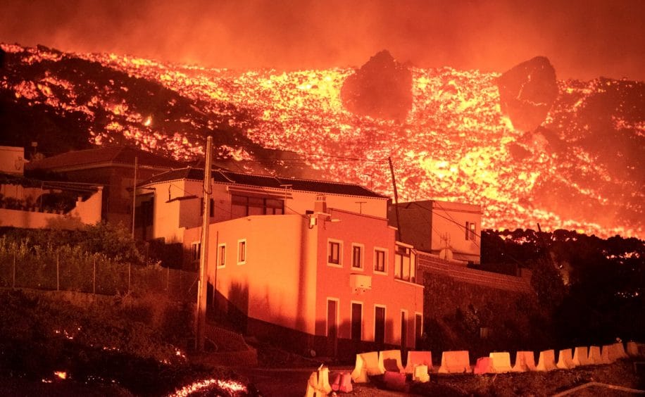 iles canaries volcan projette lave 2 kilometres detruit maisons